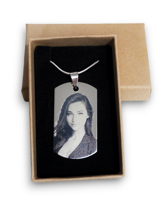 collana incisa a laser raffigurante il volto di una giovane donna nella sua scatola in cartone riciclato e rispettoso dell'ambiente
